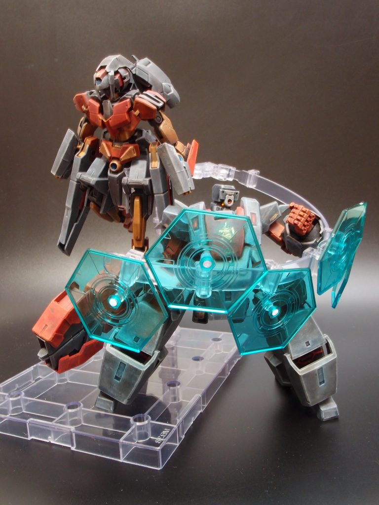 鹵獲目的で人類側の各勢力からも狙われるようになり、追いつめられた2機は新たな姿を見せる。