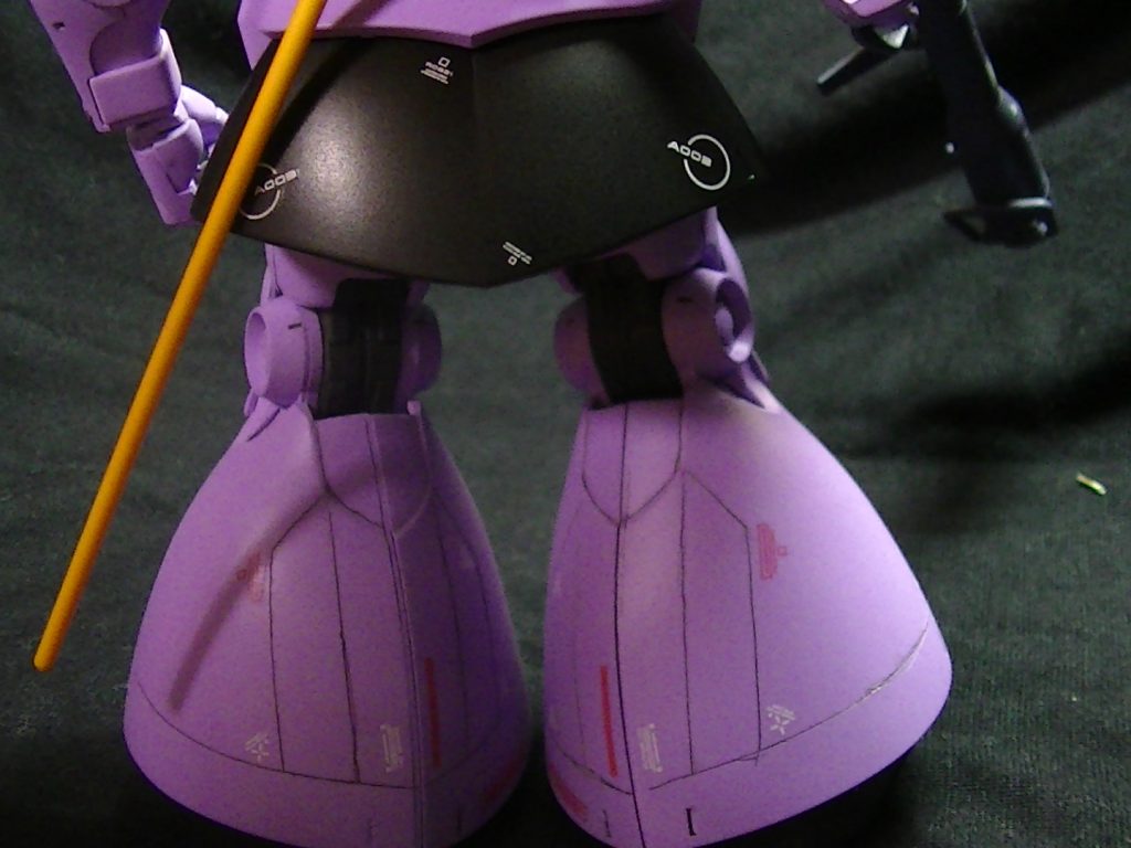 足元が寂しかったのでスジぼりでモールドを追加してみたんですが、センスが無い・゜・(ノД`)・゜・
    +