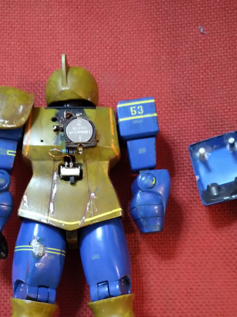 電飾構成 ピンクled vf2.8-3.0v typ 5mA なので CR1220 3v電源 抵抗47Ωにしました。スイッチはランドセル下から出して操作できるようにしました。一度電飾してしまうと、光らないと物足りない感じがしてしまいます。電飾沼ですね。
    +