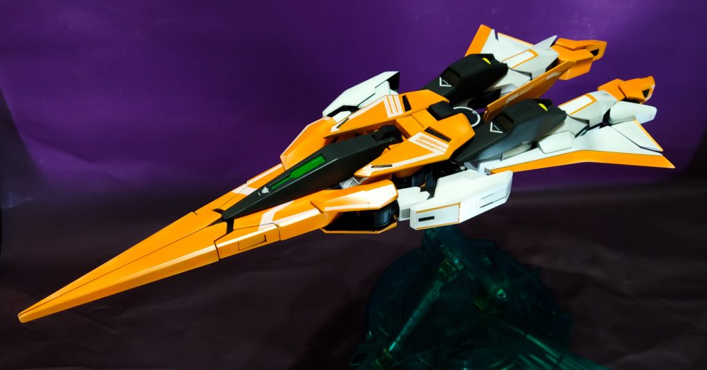 変形 塗装したものでも遊べるような機構。良くできてる。足首と、肩(機首)の間接などを後ハメ
細かいモールドはプラ板などで再生。