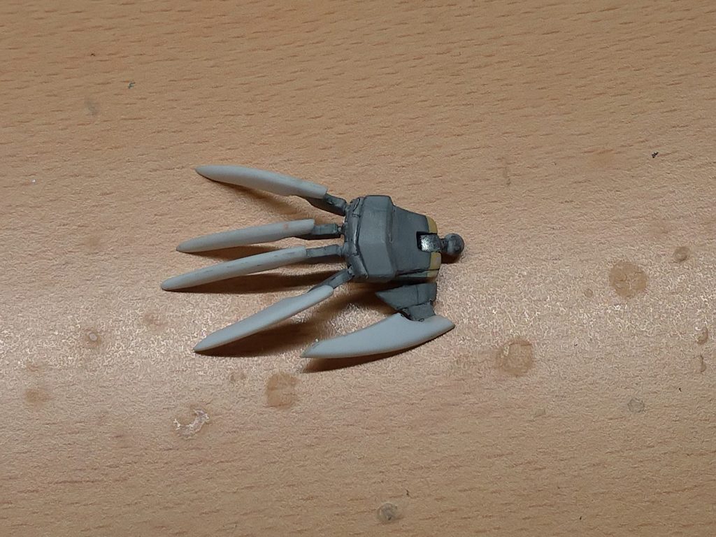 右手は「メカニックコレクション 1/35 紅蓮弐式」から流用しています。
爪の形状が気に入らなかったので自作し、手の甲も延長して見栄えが良くなるように改造しています。