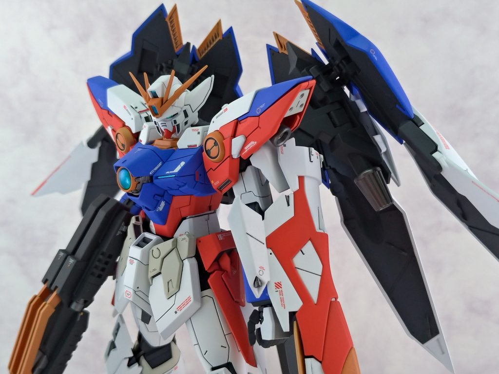 今回のカラーレシピについて。
白…EXホワイト+ダイヤモンドシルバー
グレー…マーズライトグレー
赤…レッドピンク
青…ブライトロイヤルブルー
黄…フォーチュンオレンジ
バスターライフル…フロストマットブラック
緑クリアパーツ…プリズムメタリックターコイズブルーグリーン
バーニア等…フレームメタリック1
フレーム等…メカサフ・スーパーヘビィ
またツインアイは今回、ハイキューパーツのセンサー用偏光シールというのを使ってます。形を切り出し、黒サフの上から貼るだけで面白い光り方になりました。
個人的な塗料事情の話ですが。メインで使っているのがガイアノーツのバーチャロンカラーシリーズなのですが、そろそろ未再販カラーの塗料ストックが尽き始めてきました…。今後を考えると調色レシピのようなものも作らないといけないのかな?