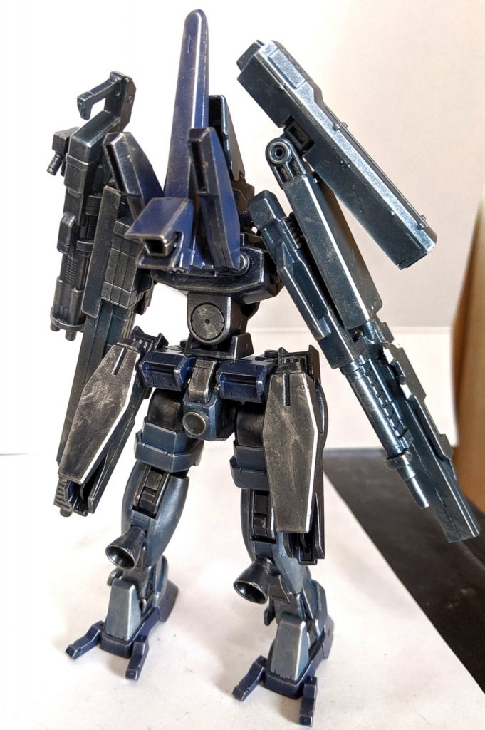 「あらゆるジャンクパーツをかき集めて作られた機体、バランスを無視して作られている為、アンバランスな見た目をしているが意外にも安定性はあり、後方からの射撃戦を得意としている、また二脚型自走砲というコンセプトは完成してから付けられた後付設定である」　一応はジェノアスがベースになっていますが頭部と腕部が紛失していたので、某ロボゲーみたいな武器腕を無理やり作り装備させてみた結果がこの機体となっています。