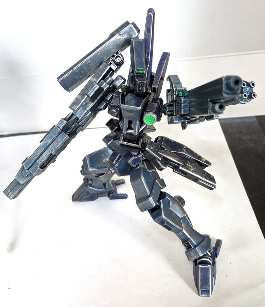 「武装は右腕にあたるライトアームドランチャーと左腕にあたるレフトアームドランチャーライトアームドランチャーは、メガビームキャノン、マシンガン、長距離用ミサイルランチャーが一つになった武装ユニットレフトアームドランチャーは、ロングレンジビームキャノン、ショートレンジビームキャノン、ビームガトリングガンが一つになった武装ユニットとなっている。」ビームキャノン系の砲身はプラ版で作りそれ以外の部分は様々なキットから出たジャンクパーツを取り付けて制作しました。