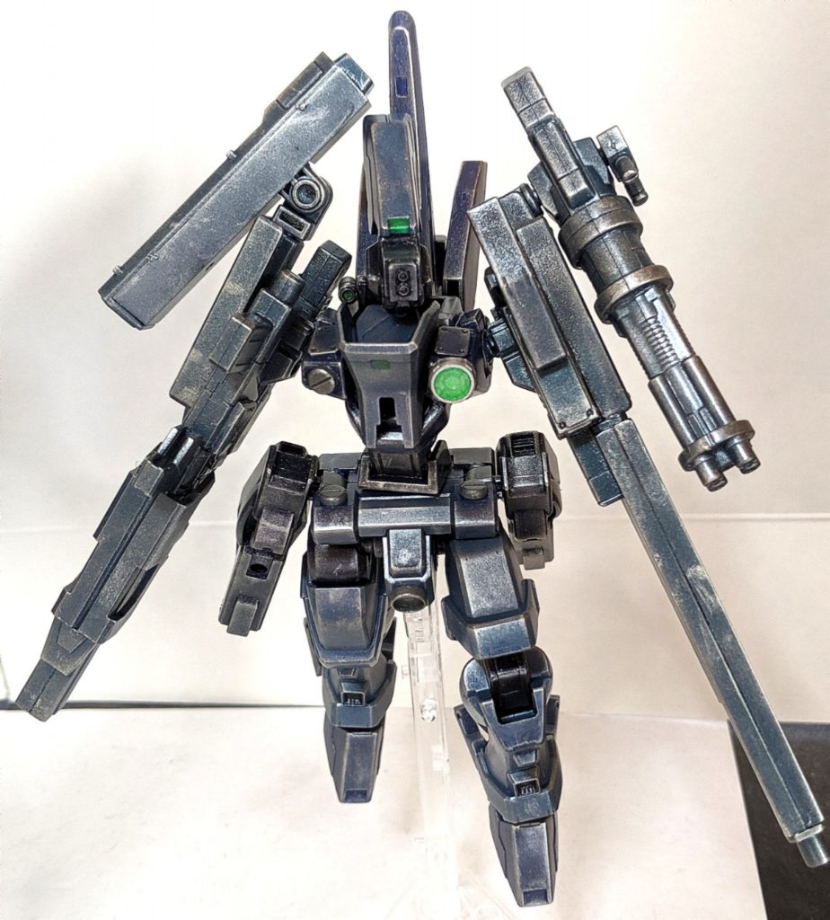 「重武装系な機体ではあるが、ある程度の機動性能を配慮しており、各部にバーニアが取り付けてあり、サイドアーマー部に取り付けられているキャノンブースターポッドを駆使する事で多少の機動重視の戦闘にも対応出来る。」ジェノアスを素体にしてある為か可動に関しては意外とそんなに悪くなかったりします