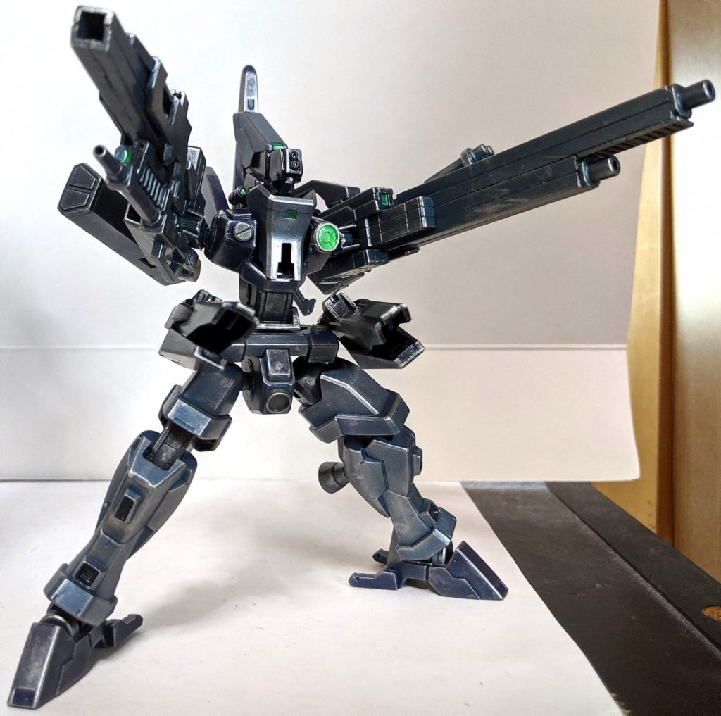 「更にキャノンブースターポッドはビーム砲としても使用可能、この様に一斉射撃時に前方に向ける事で使用される」やはり重武装ならこういうフルウェポンアタック的な物はロマンでありお約束な気がします。以上、ガンアームズでした。暇つぶしに作った機体でしたがたまにはこうしてジャンクパーツを組み合わせて特殊な機体を作るのも楽しいと思いました。