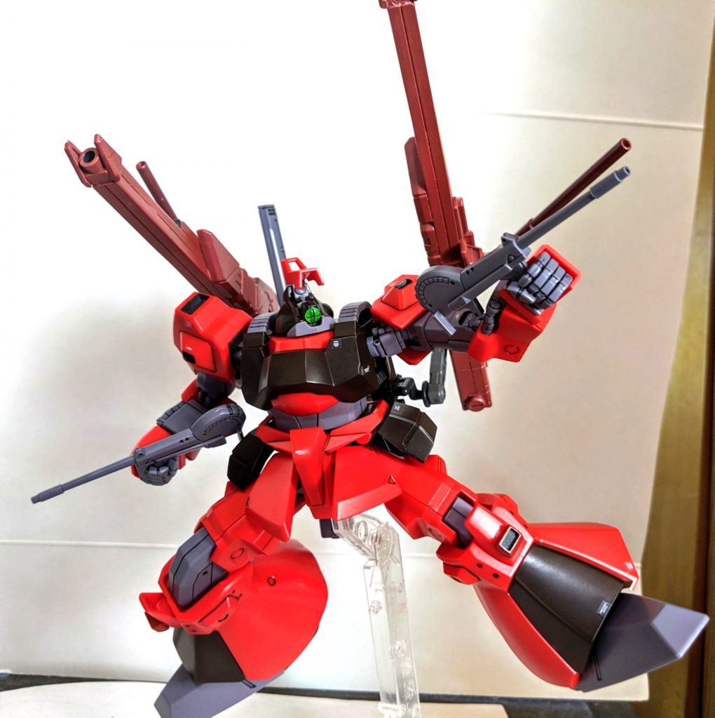 「リック・ディアス本来の武装を使用する事も可能、大型のバインダーに換装後も可動域には問題はなく従来通りに動く事ができる、また、大型ブースターキャノンバインダーの側面に取り付けられている小型ビームキャノンは自在に角度を変更する事ができ主に迎撃用の武装としても使われる」アップデート版のリック・ディアスなだけあり可動はとても優秀となってます