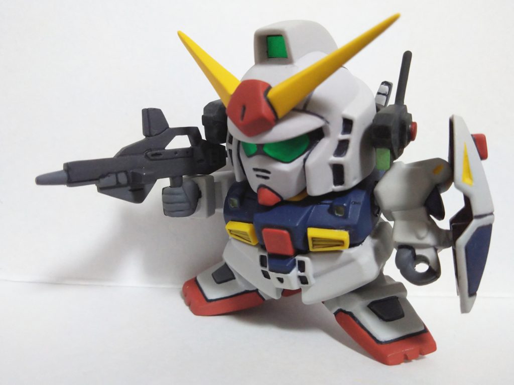 頭頂部にスジボリを追加、バルカンポッドは厚みを足しています。シールド、足のつま先にもモールド追加。