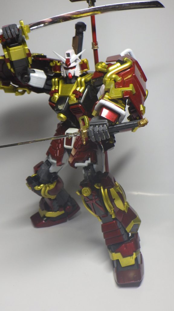 刀は持ち手ダボがないので、MG戦国アストレイの虎徹から柄を流用O.Y.Wのハンドパーツとダボは互換性があるので、無加工で握らせられます