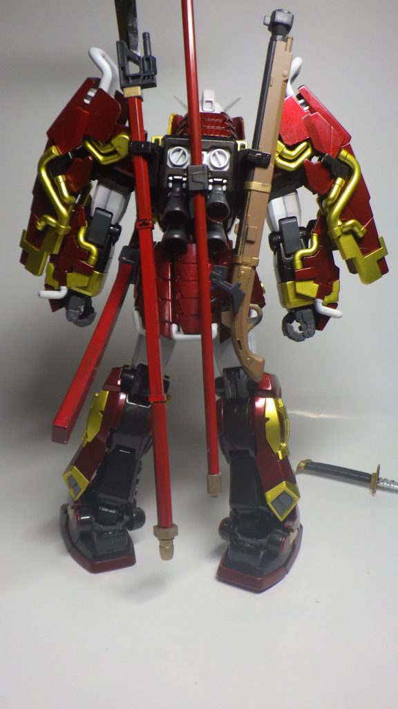 背面：槍や鞘の朱色は黒サフ＋イタリアンレッドのジョニー・ライデンカラーベースの朱糸脅綴をモチーフ