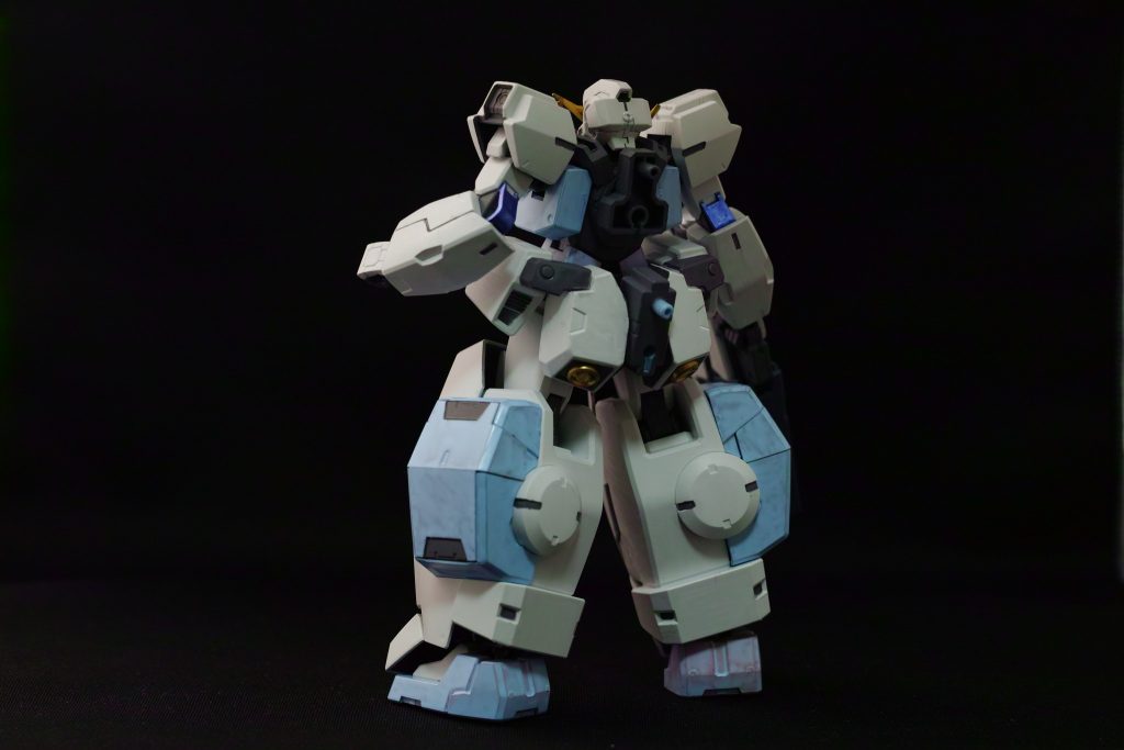 背面のドッキング機構は、HGBC プトレマイオスアームズ 付属のジョイントパーツや余剰パーツを使いました。
腰アーマーを削るときが一番しんどかった。