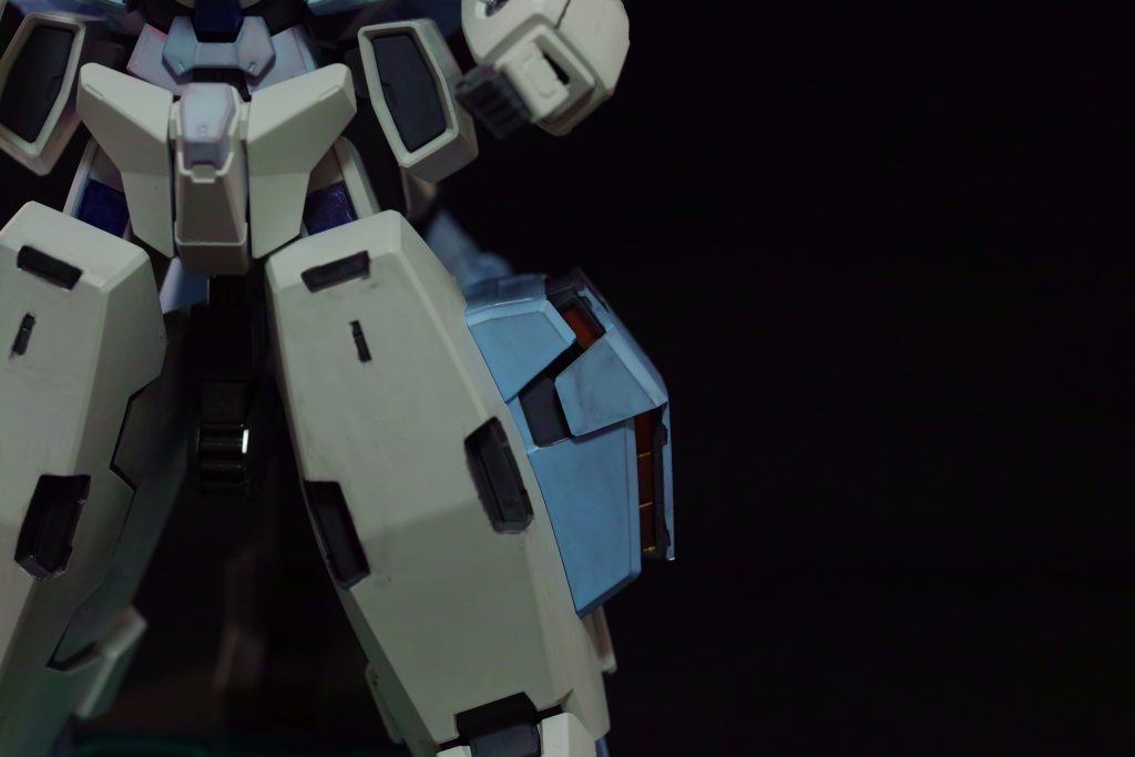 脚部にはGNフィールド発生装置を内蔵する。
性能はヴァーチェと同等である。
脚部にはこのほかにGNビームサーベルも内蔵する。