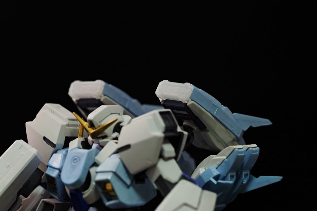 GNコンテナビット2機は肩に構える配置を取る。分離してビットとして機能するほか、この状態でGNビームキャノンとしても使用できる。