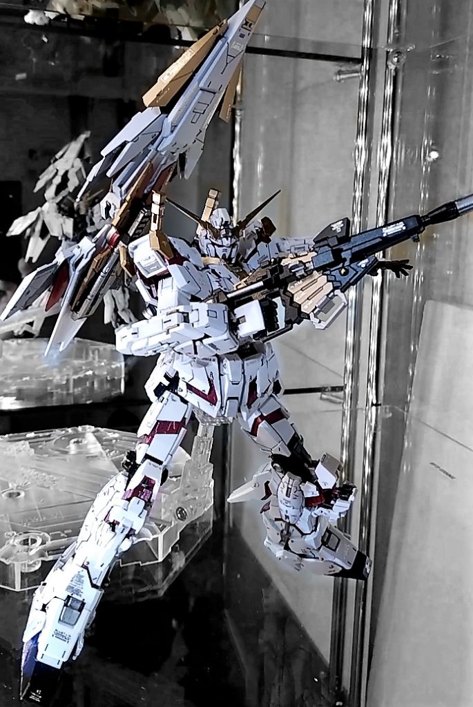 前回作ったユニコーンの配色がいまいち納得いかず、RGユニコーンバンデシネをまた作り直しました。サイコフレームが赤で、なるべく原作に近いユニコーンを作りたかったのですが、前回作は本体にシルバーを使ってしまい、ちょっとウルトラっぽくなってしまったので