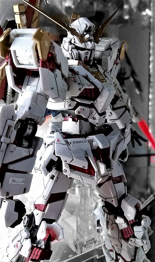 メタルチップはゴールド、サイコフレームは前回より暗めのメタルレッド、デカールはシルバーと配色にめり張りを付けました。