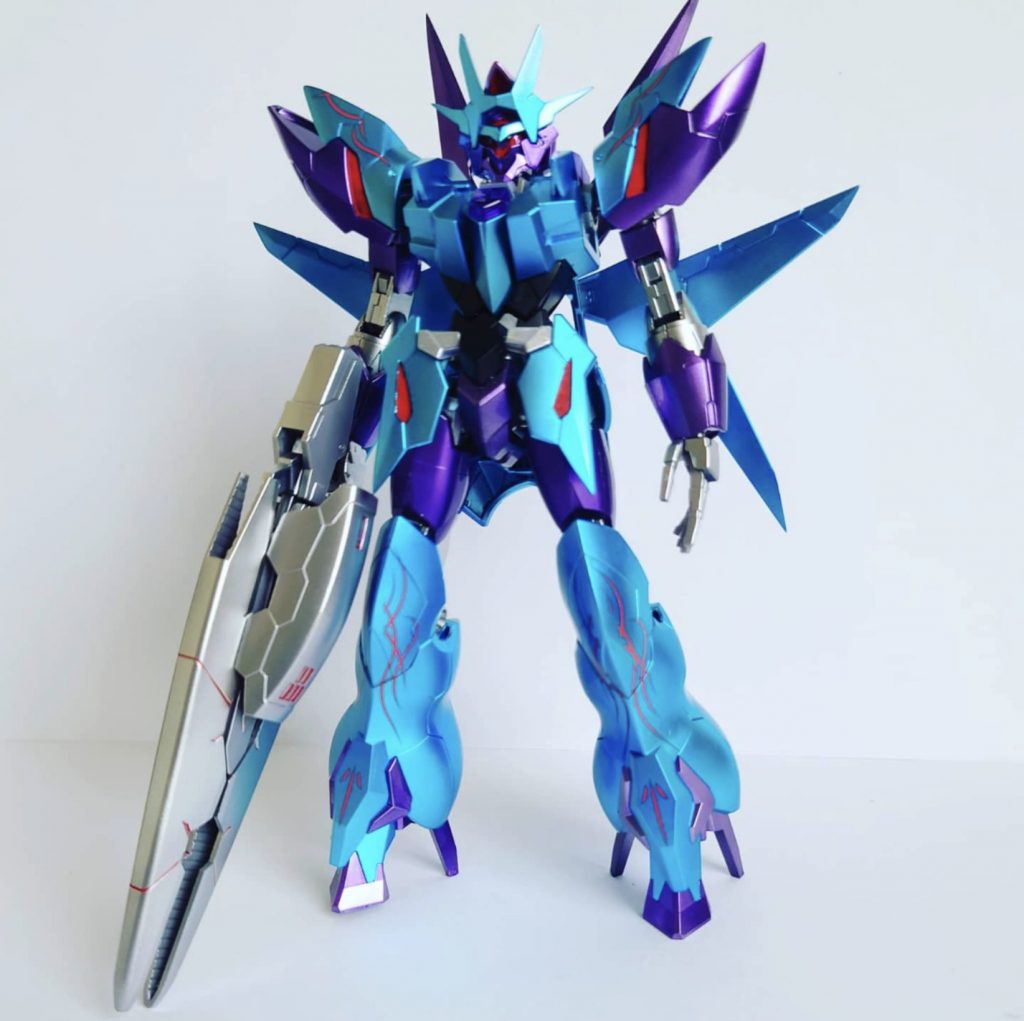 アルスアースリィガンダムです。銀の上からクリアのブルーとパープルを塗装しています。