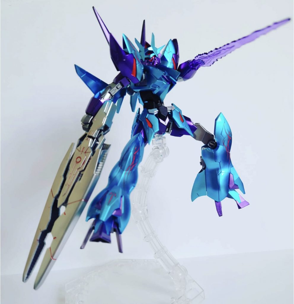 赤い部分は筆塗装、模様はデカールです。