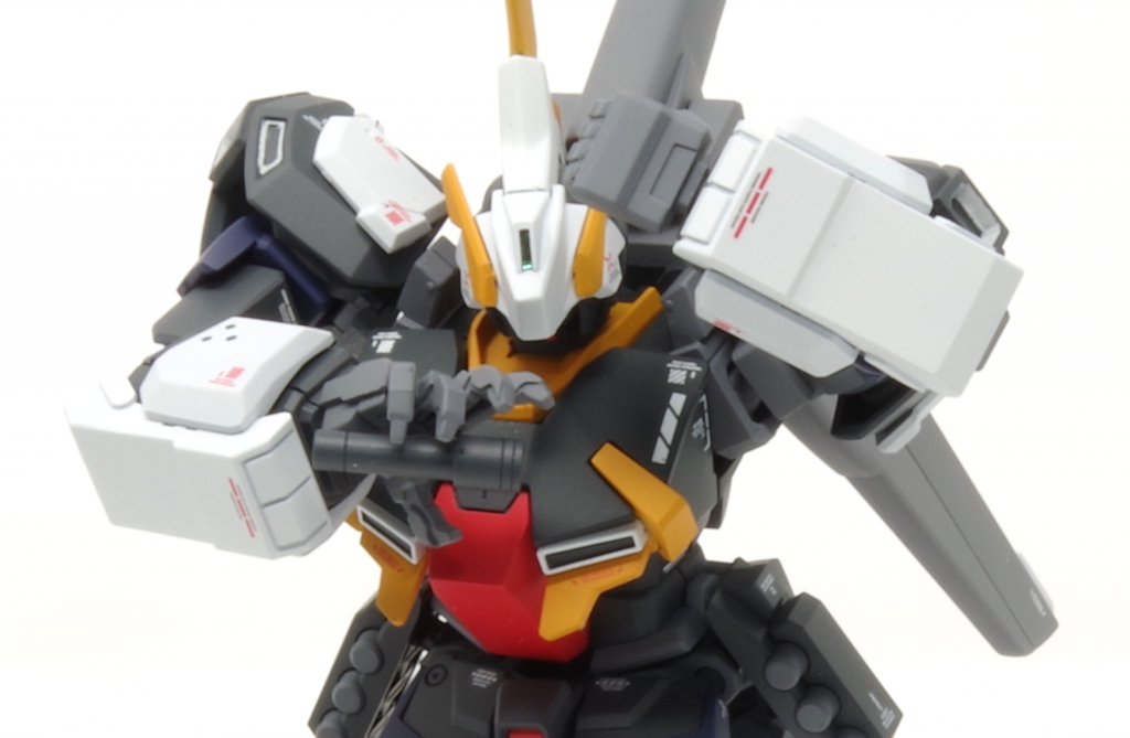 ビームサーベルを取り出し接近戦を仕掛ける