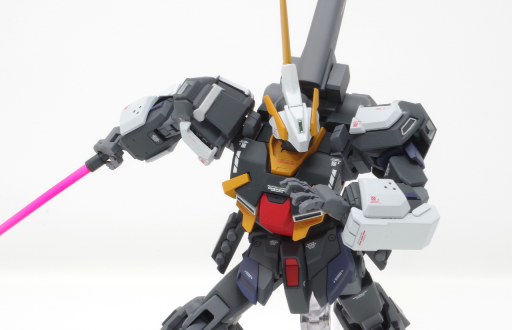 接近戦でファンネルを封じる算段のようです。