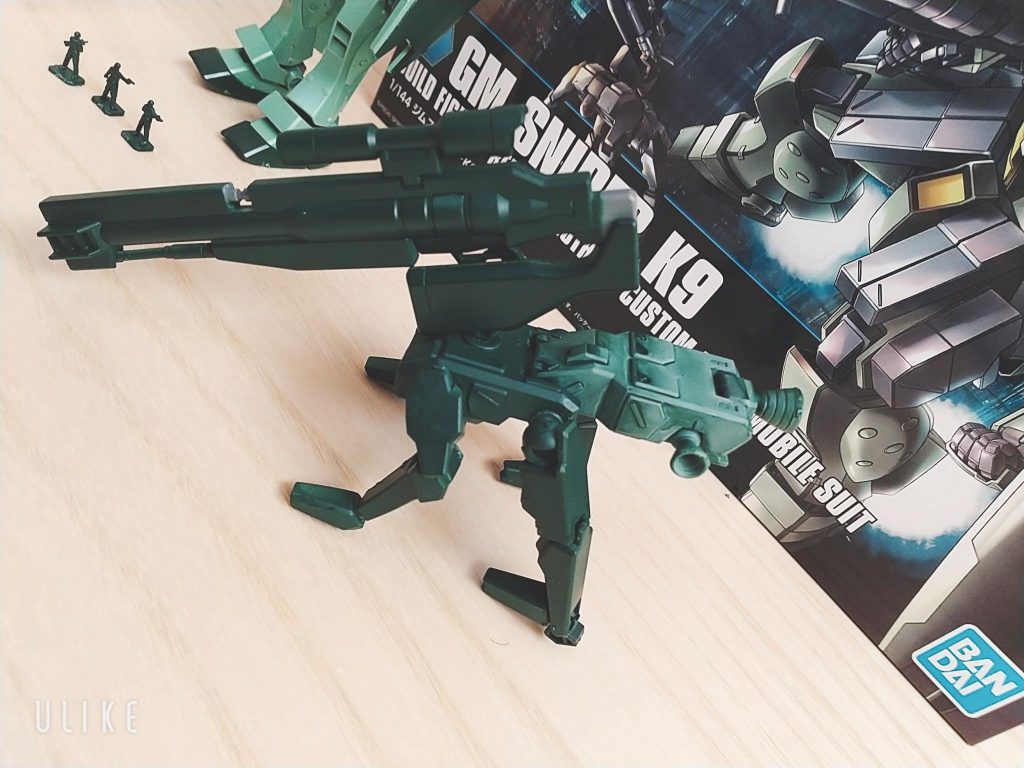 お尻の人が入る部分を長男が塗りました。意外と色ムラがいい味だしてる