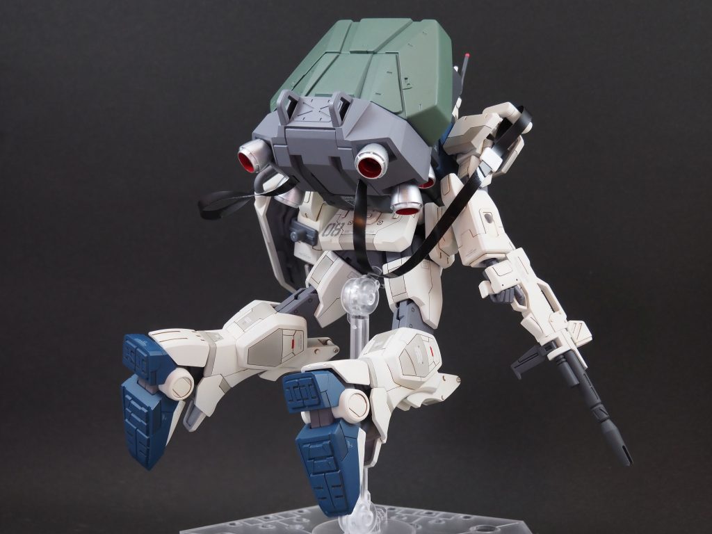 パラシュート降下。今回のこだわりポイント、足の裏にトレッドパターン追加。ベルトのバックルも急造ながら自作しました。