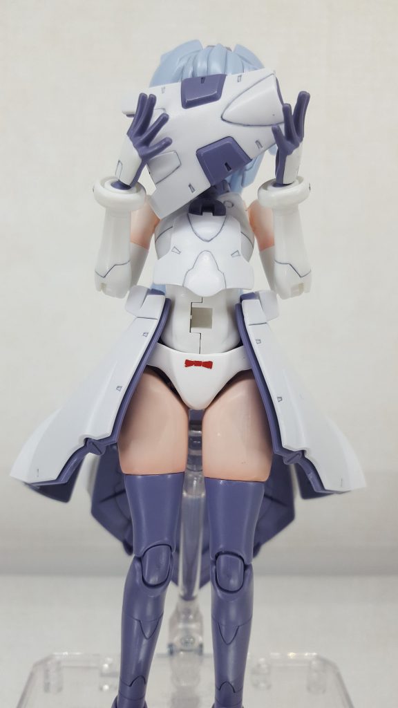 フロントスカートを外してみました。パン・・・腰のパーツを白に、太ももを肌色に変更しました。下腹部の赤いのはリボンのつもりです。パーツを作るのが面倒なので、余ってたホイルシールを切り裂いてそれっぽくなるように貼ってみました。・・・(えっ?何ですか( ゚Д゚)?・・・おまわりさんこいつです?)ならば、敢えて言おう!これはスーツであると!(CV:中村悠一)パ○ツじゃないから、恥ずかしくなど・・・ない!ハハハハハハハハハハハハハハハハハハハハ・・・(斬ッシャァ)げぼぁっ!