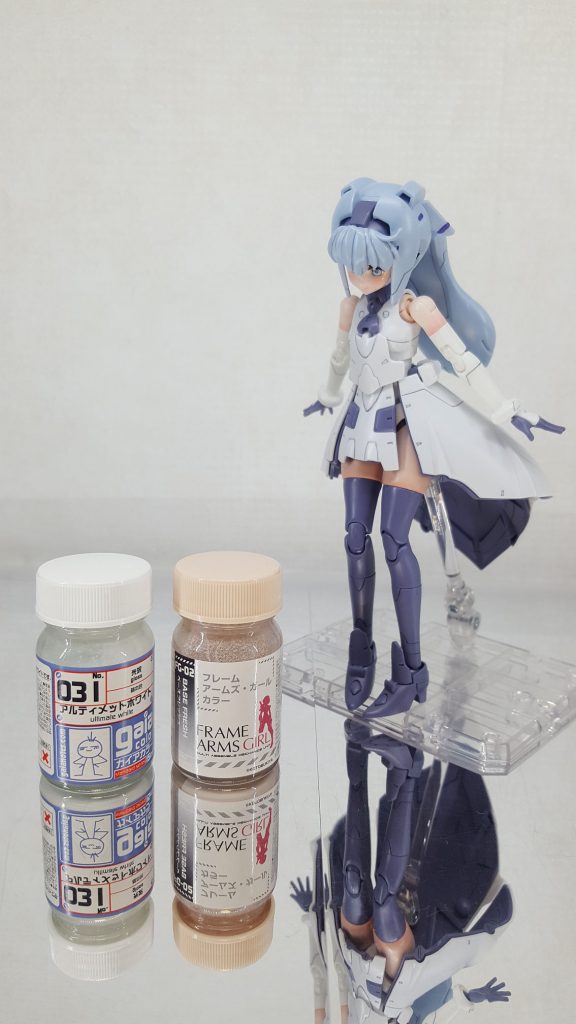 ゲホゲホ・・・し、失礼しました・・・ダブルオースカイに後ろからハイパースカイザンバーで焼かれました。大丈夫、致命傷で済んだのでもう少し続けます。使用したカラーはガイアノーツの「アルティメットホワイト」とFAガール用に作られた「ベースフレッシュ」です。ベースフレッシュは色合いが肌のパーツと比較的近かったので、元の色のまま使用しています。そのため顔や肩と色合いが若干異なっています。アルティメットホワイトは隠蔽力が高いですが粘度も高いので、要希釈です。尚、両方とも筆塗りです。さて最後に・・・やはりアイデカールと表情替えのパーツは欲しいですね。(アヤメさんでそのあたりの問題が解決されたと思って良いのかな?)カラーリング等、原色のままでも非常に美しいキットです。何よりサラが可愛いので、まだ作ったこと無いって方は是非作ってみてください。私はダブルオースカイのせいで体の半分が消し炭になったので、これから再生治療に行ってきます。ここまで見てくださり、ありがとうございサラちゃん。BGMはアイドルマスター「Town」でどうぞ。