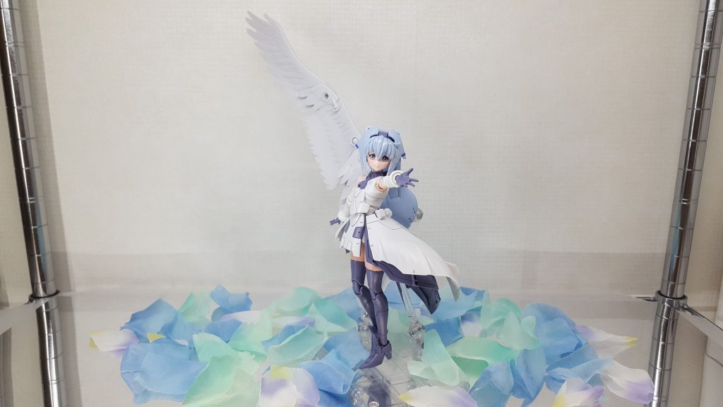 おまけ素組みのスカイハイウイングスと一緒に・・・ダイソー様で売っているウェディング用のフラワーシャワーで飾ってみました。イメージBGMは榊原ゆい「片翼のイカロス」でどうぞ。投稿用文章に悩んだ夜に by AerialP