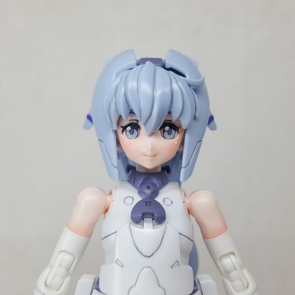 ・・・(これ、ホイルシールそのままで良かったんじゃ?)ハハハハハ、アップにすると粗が目立ちますねぇ。切り抜いたホイルシールの上からUVジェルクリアでコートしています。まつげは手塗りです。前髪はいつも使ってる油性のガンダムマーカー墨入れペンではやりづらいので、墨入れペンSHARPを使用しました。0.3mmなので細い線を入れられます。写真だと分かりづらいですがメイクもしています。顔のハイライトは苦手で、今まで入れたことは無かったのですが・・・今回初めて入れてみました。