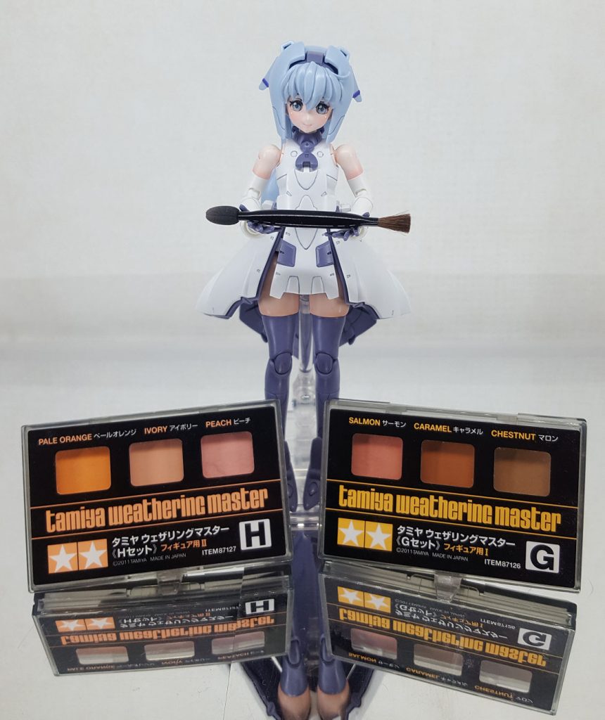 この手のキットのフェイスパーツは、やはりメイクが重要だと思っています。パステルカラーを噴いたりして塗装されている方もいらっしゃいますが、私はウェザリングです。(「汚し」てるのに「綺麗」になるとはこれいかに・・・)布で擦って落とせるので、これなら失敗しても吐きません。メイクの仕方はネットの「FA:Gのフェイスパーツをメイクアップ」の記事を参考にしています。記事ではメイク後のトップコートはおすすめしていませんが、触るとメイクが落ちるので、必要な方はフィギュア用のトップコートをした方が良いと思います。特にサラの場合、サイドの髪型のパーツは頭頂部からハメ込む仕様のため、取り付けの際に擦ってしまう危険があると感じました。※投稿した写真ではトップコートはかけていません。下地の処理もしていません。元のパーツにメイクしただけです。