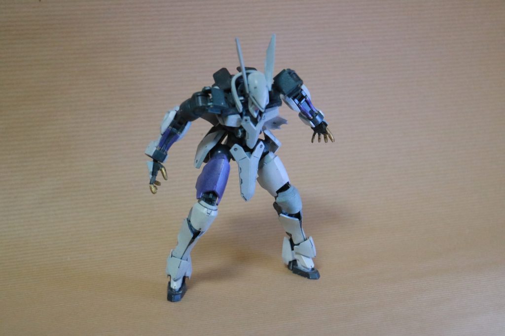 メインカラーは白気味の灰色に紫色、アクセントとして関節に金色を配色しています。

無難ですよね(笑)