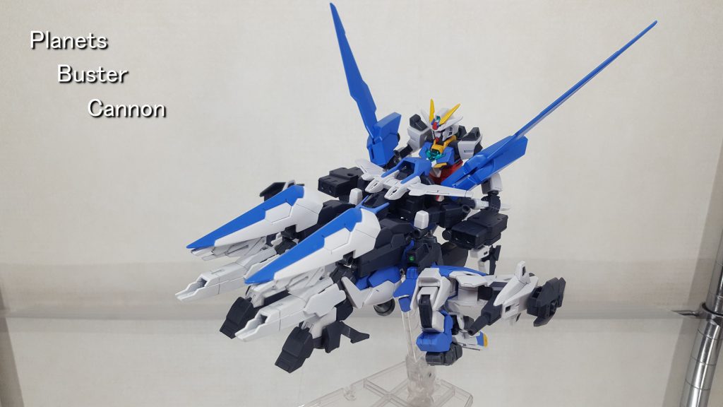 武装6【プラネッツバスターキャノン】バスターアーマー後ろの牽引アームをコアガンダムの股下のジョイントに接続、ビームサーベルの柄をグリップ代わりに握ります。コアガンダムから無尽蔵にエネルギーを供給し、前方方向に集約したスカイバスターとグランドスマッシャーの4つの砲身で発生するエネルギーを収束、サテライトキャノンクラスの砲撃をぶっ放します。コアガンダムを動力源とするため、コアガンダムが合体していないとエネルギーが確保できません。長々と失礼しました。ここまで見ていただき、ありがとうございます!イメージBGMはスーパーロボット大戦より「Guardian Angel」でどうぞ。蒸し暑い夏の夜に by AerialP
+