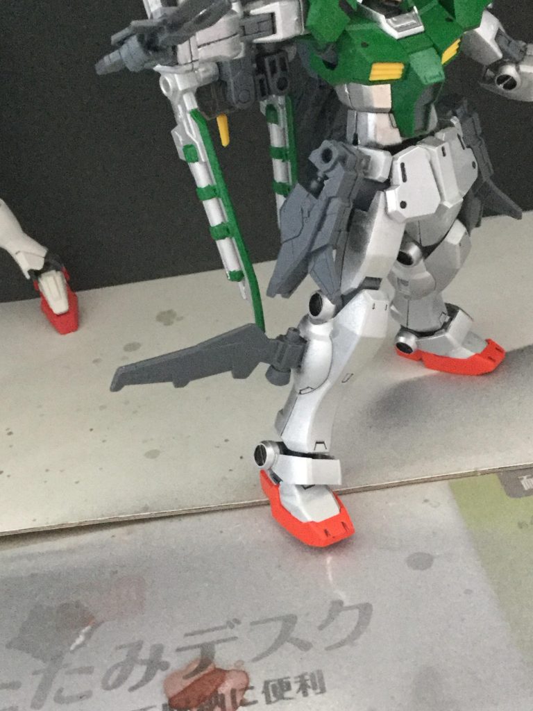 腰部パーツは30MMオプションバックパックを使用。当初は別個で使用していましたが、下の部分も稼働させたいと思いましたので、最終的に次のように落ち着きました。