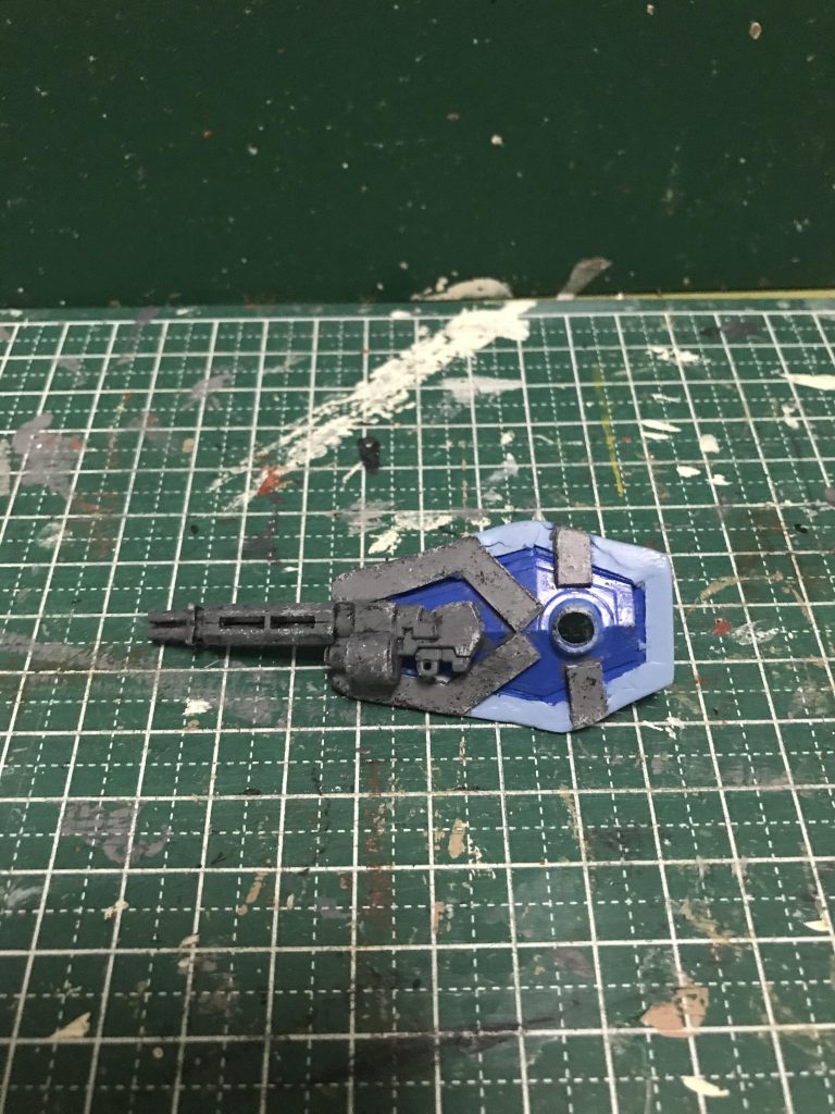 グフのキットのシールドをプラ板で大きくし、BB戦士フルアーマーユニコーンのガトリングを取り付けました。
    +