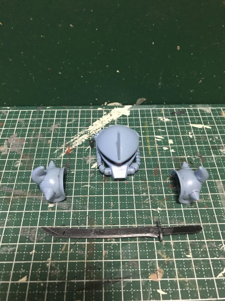 剣はバルバトスから拝借、顔のパイプはグフの腰用のパイプと交換。ザク2つ分の肩アーマーのスパイクをパテで制作。
    +