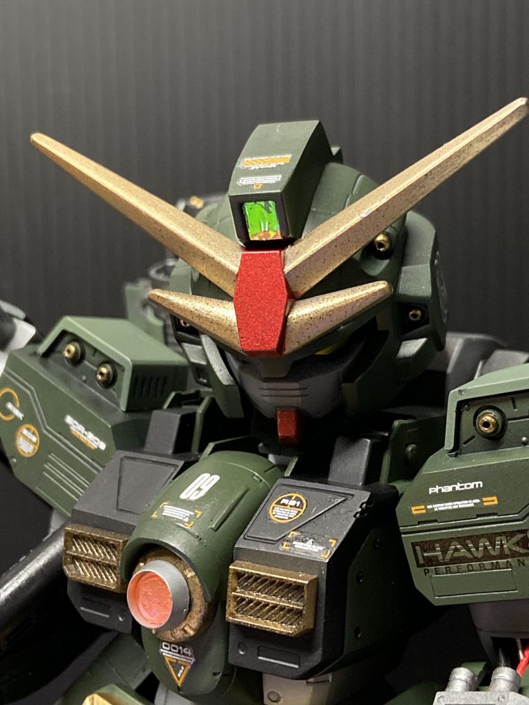 アゴはひきたい!でも頭でかくて、ブレストガトリングの間に入らない!
でもガトリングは開けたい!と大いに悩んだ頭です。結局かなり頭を後ろめに接続することで、干渉なく開けれます。(アゴ引きやめると首長族です。笑
+