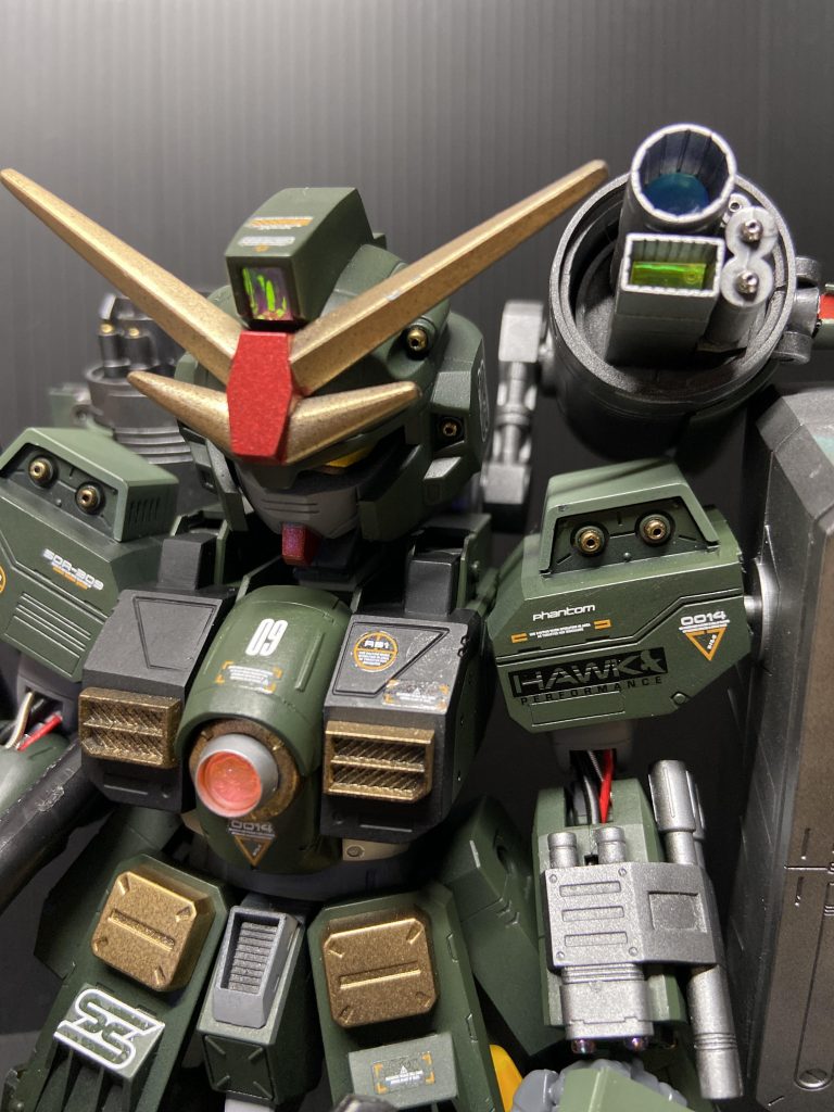 せっかくの情報量なので、色々プラスしてメカっぽさを足してみましたがどうでしょう? ◆主なディテールUP ビーズ埋込と水転写デカールの嵐。腕関節は保持力が激弱なのでディテールUPかねてケーブルっぽいの通してます。ツインビームシリンダーはクリアパーツとラピーテープの組み合わせでカラフルにしてみました!