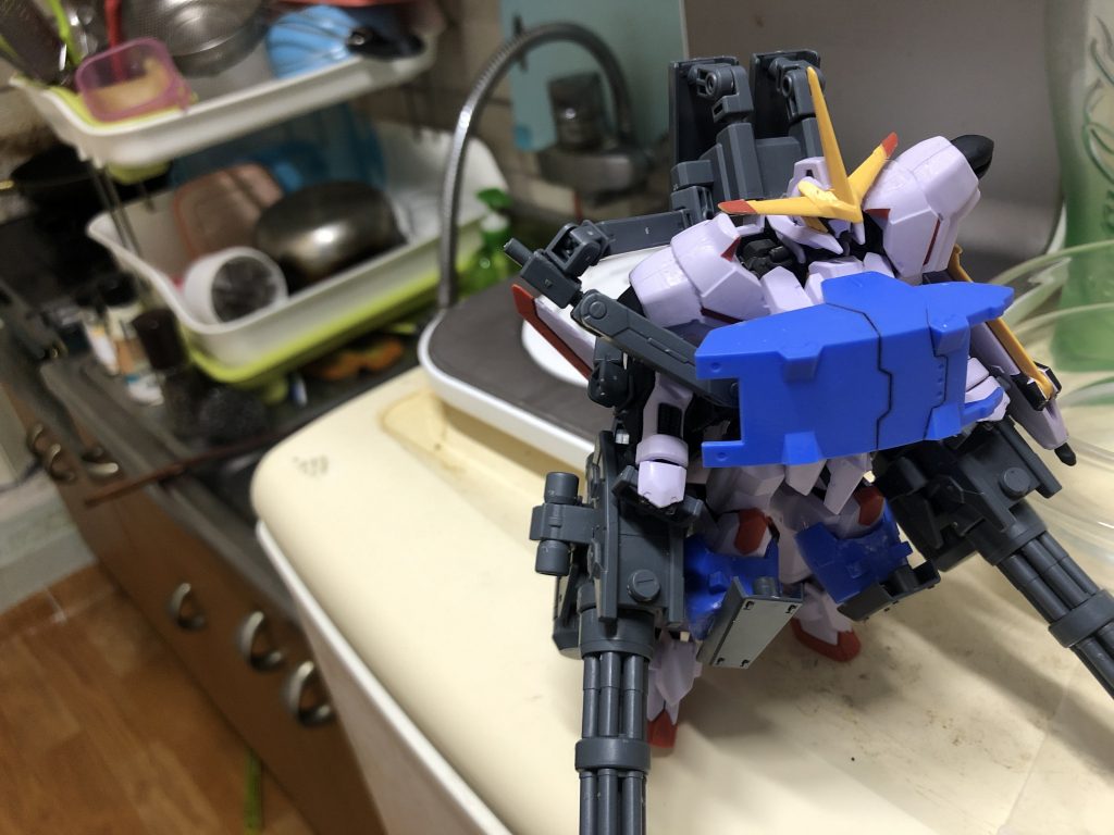 さらに膝に強化装甲お二重に装備、そして背中のバクパクに増設したカネクタに多数のシルドを装着することで防御力の増強を狙った