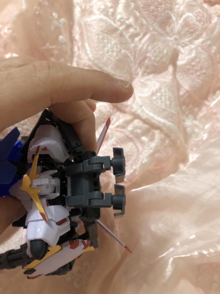 背中のバックパックにパワードパワーダのバックパックお接着