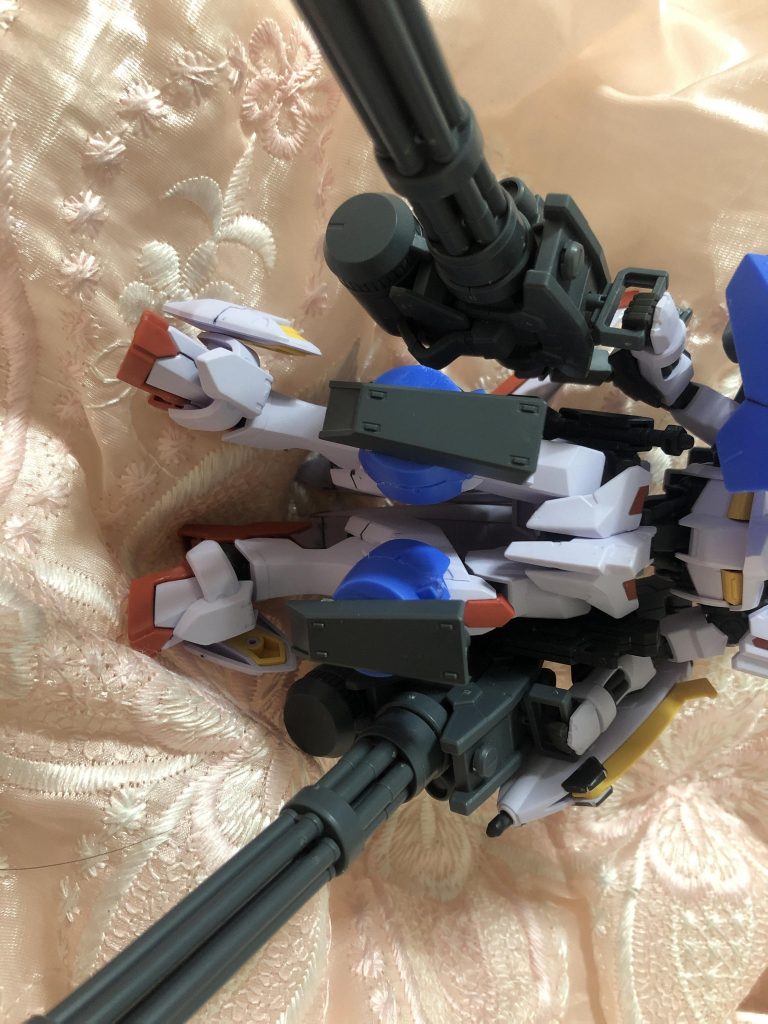 足にアスタロトの左腕肩のアーマパツお接着、そしてその上にボルデンアムアムズのパーツお接着