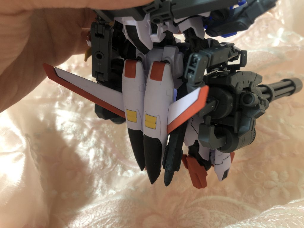 右腕のガトリングはパワードパワーダの関節パーツお繋ぎ合わせ端白星の右腕の3mm穴に接続、左腕のガトリングはパワードパワーダの関節パーツとガンプラバトルアムマムズの関節パーツおバックパックに接着したパワードパワーダのバックパックに接続