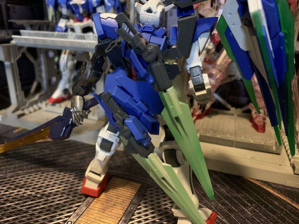 背中の武器とランドセルをダブルオーダイバーの部品を使っています。