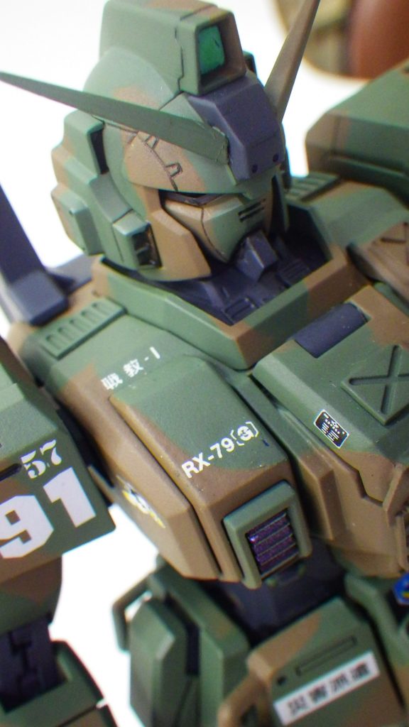 首内部もディテールアップの改造。コクピットの蓋には認識プレート。これも10式戦車よりのネタ。