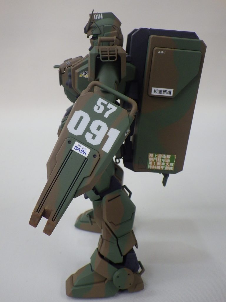 ガッツリ汚して陸戦のリアリティを追求する予定でした。しかし自衛官いわく「自衛隊の装備は使わない事に超したことが無い兵器です。いつも必ず綺麗に洗車しているのです」というコメントより、泣く泣くウエザリングは諦め。でも足裏だけはイイよね?