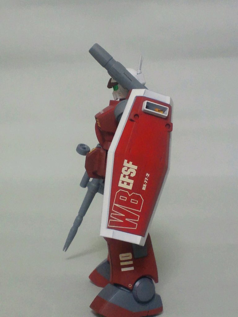 改修箇所頭部・・・首関節が丸見えなのでバーニアを切ってカバーを作製、メインカメラに、ラピーテープ貼り付け、つばを幅増し、頬シャープ化、顎を引けるように首関節変更胸部・・・ダクトの後ハメ、キャノン接続部カバー作製腰・・・フロント左右独立、サイド分割後可動するように加工腕・・・肩アーマー後ハメ、肘アーマー裏打ち、手首カバー、手をなんかの手に変更脚・・・太腿、脹ら脛後ハメ武器・・・ビームライフルにHアイズ追加、キャノン砲身二重加工、寒ジムシールド追加