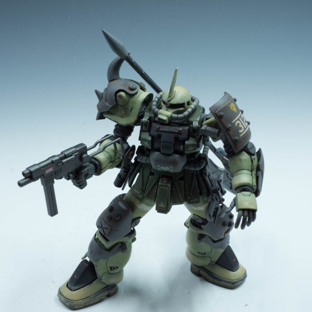 射撃武器は、MMP80マシンガンをショート化した、MMP80カービンを装備。
腰部に懸架した際、格闘戦で邪魔にならないように、カービン化してある。
サブ兵装として、右腰部にハンドグレネードを装備している