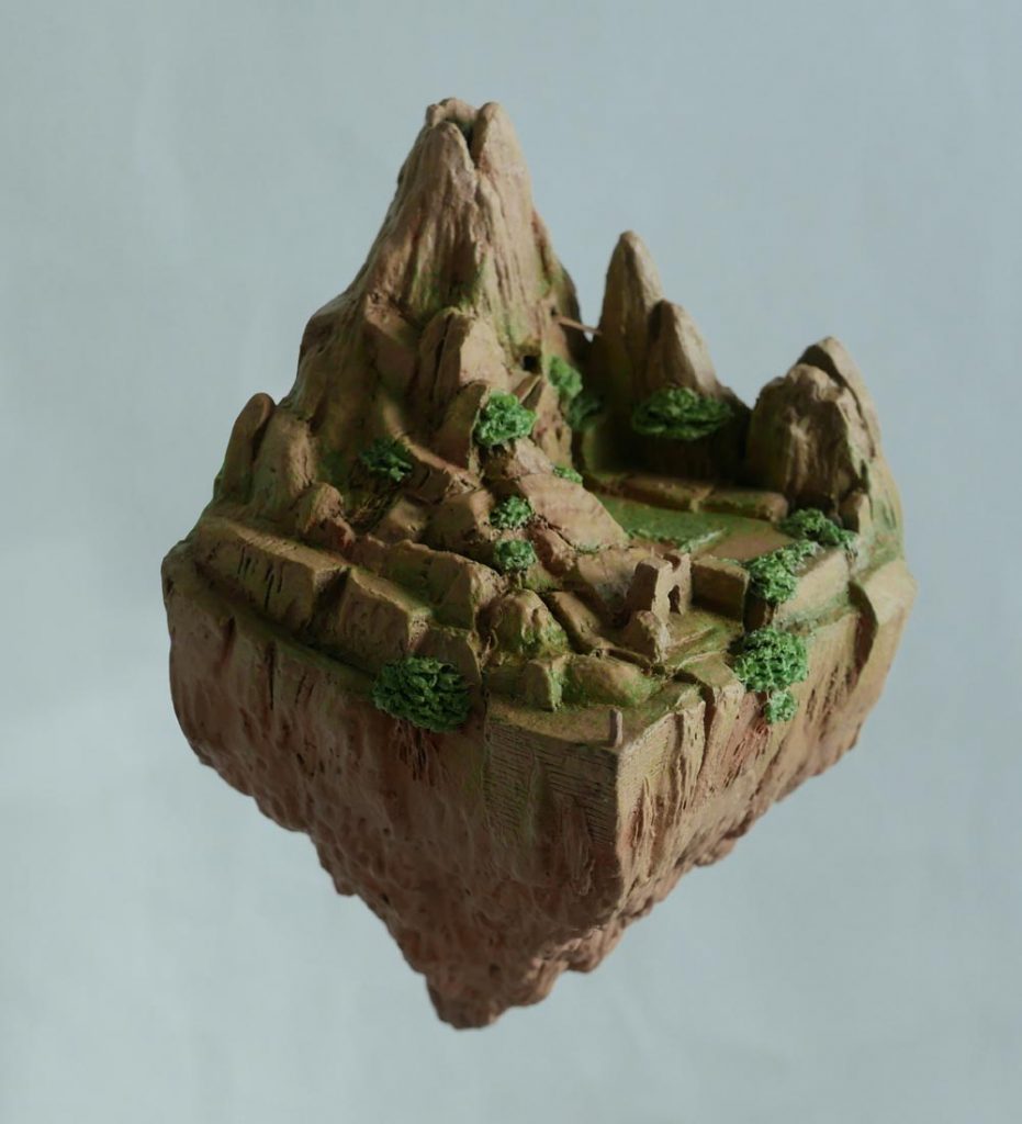 ややアングル変えて。背面もテキトーに作ってあるけどアニメに登場しないのでヒミツ。大きさは上から下までで10㎝ぐらいです。紙で簡単な箱を作ってから表面に紙粘土を盛って作っています。製作途中に写真を撮るほどマメな人間じゃないんだぜ?