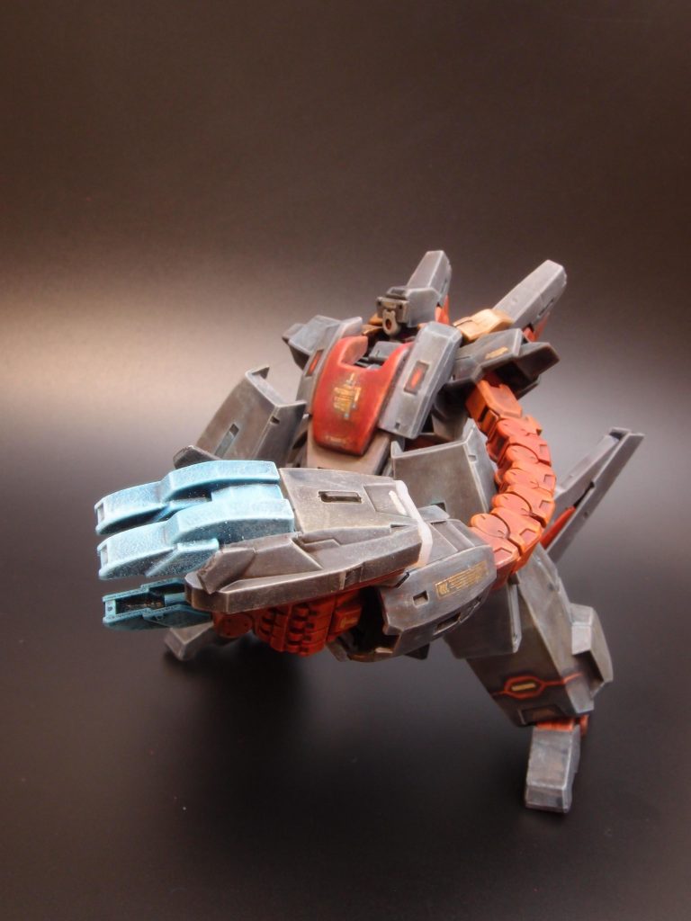 分離したFの脚部コンテナから結晶質のクローが生成される。メインアームは関節が増減して自在に伸長し銃火器並のリーチを持つ。