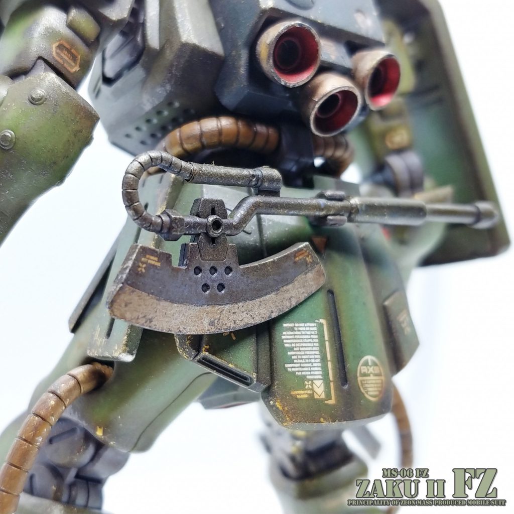 今回はゲート処理、合わせ目消し、部分塗装、気持ち程度のディティールアップ(モノアイ換装、穴あけ)、汚しのみです。
●部分塗装
ガンダムマーカー。
●ウェザリング
リアルタッチマーカーとメラミンスポンジで調整。
水性ホビーカラーでスポンジチッピング。
ウェザリングマスターで全体の色合いを調整。
●仕上げ
水性トップコート 艶消し
まだまだ難しい事はできませんが丁寧に仕上げる事を意識しました。
粗が目立つところが多いですが、今後も楽しみながら作っていければと思います。