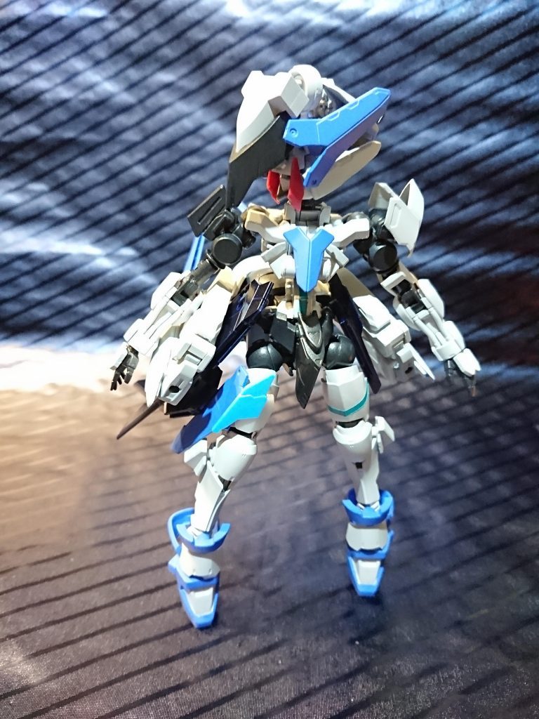 女性型ということで肩幅を狭め、腕と脚が長く見えるよう調整、更に頭部装備を巨大化。正面から見ると、ただの頭でっかちですね( ノД`)シクシク…頭部は帽子のようなイメージで、取り外しもできます。